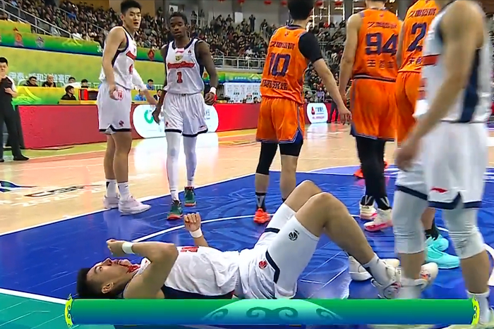 王少杰血洒赛场，奎因37分广东队被淘汰，偰李永炜9助攻小将15分|上海队|洛夫顿|王哲林|黄明依|萨姆纳_新浪体育_新浪新闻